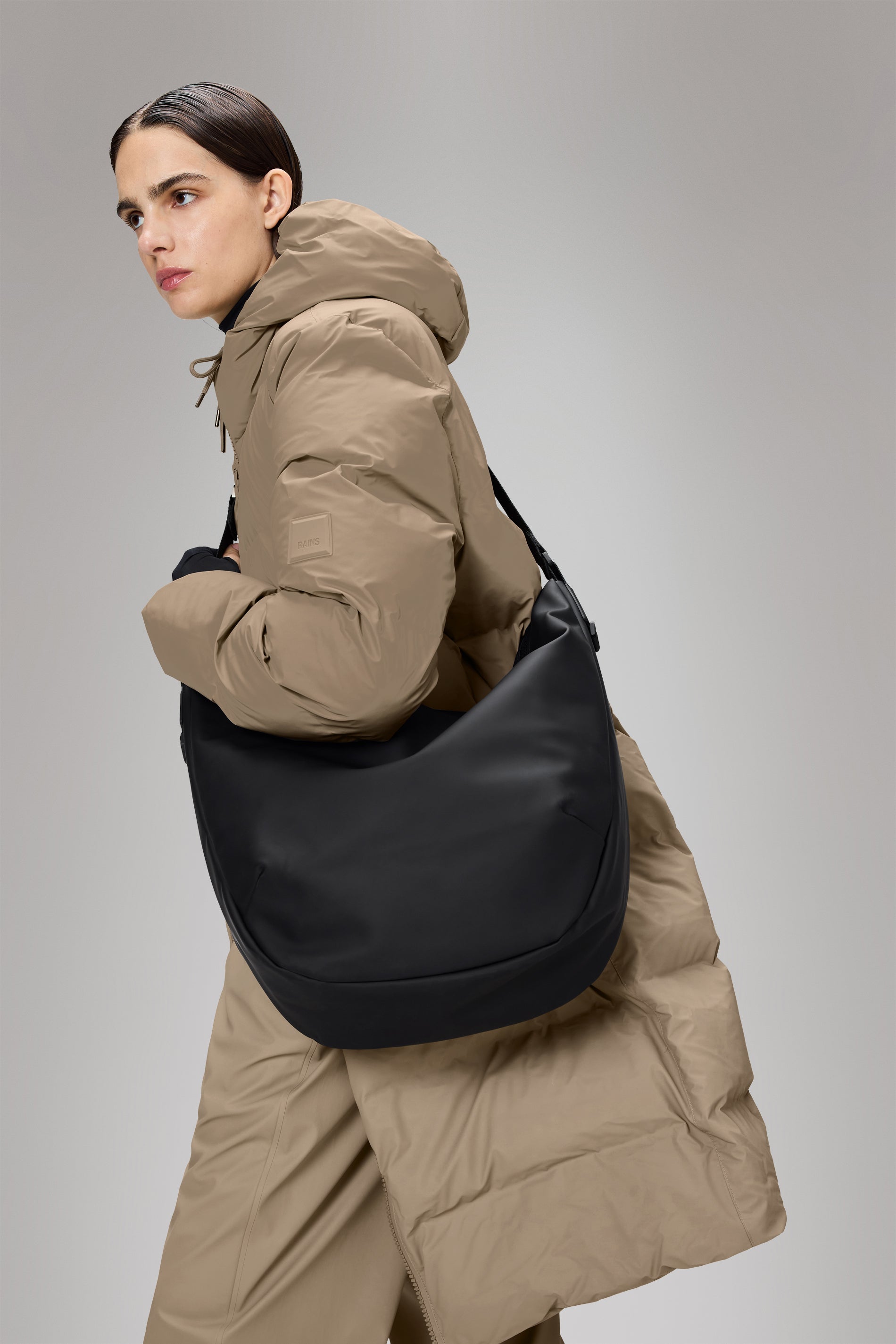 RAINS Valera Shoulder Bag Large Black 22L H38 x D13 x W53 cm Crossbody