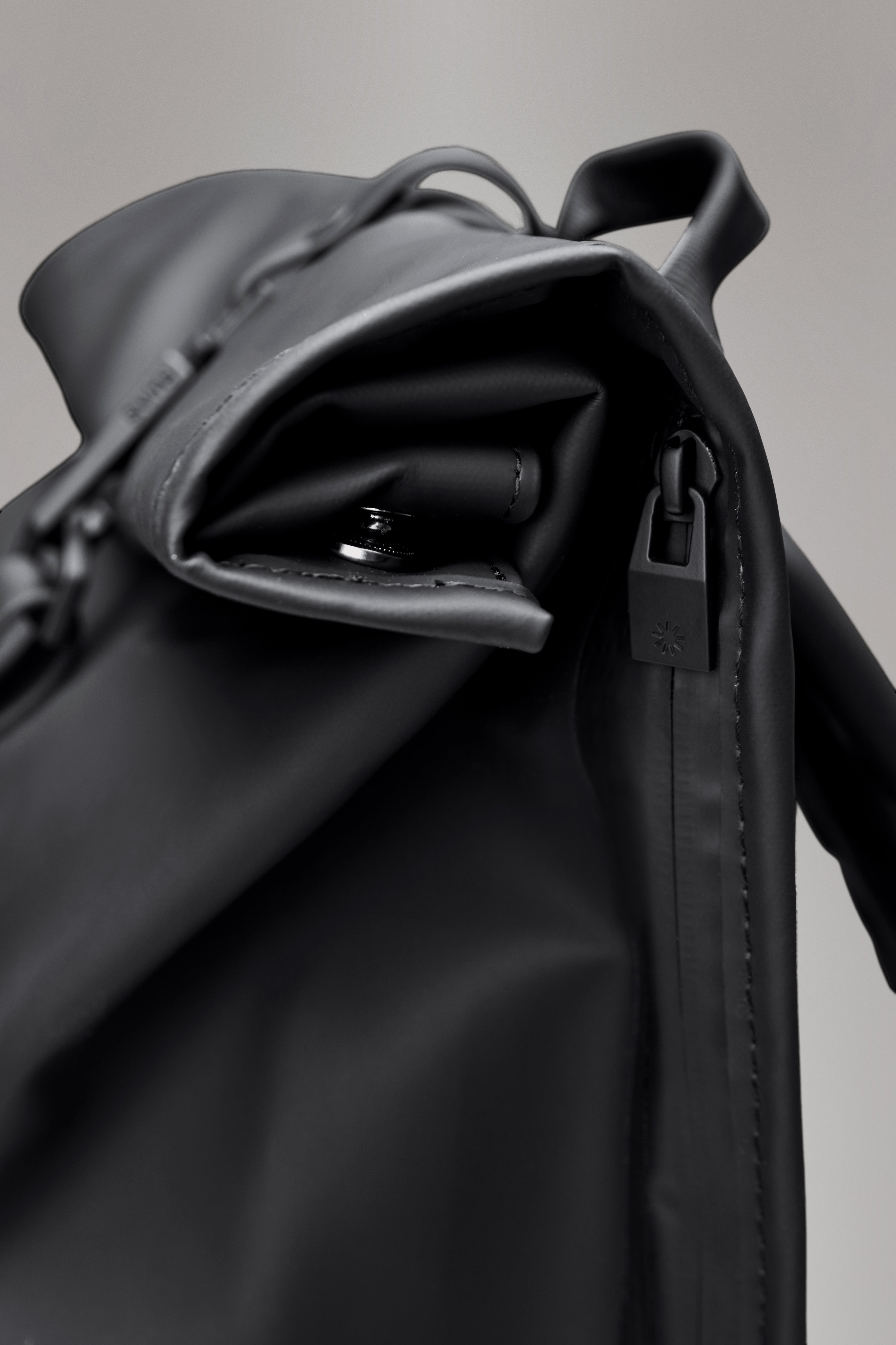 RAINS Rolltop Rucksack Black Grain 17L H48 x D11 x W32 cm Backpack