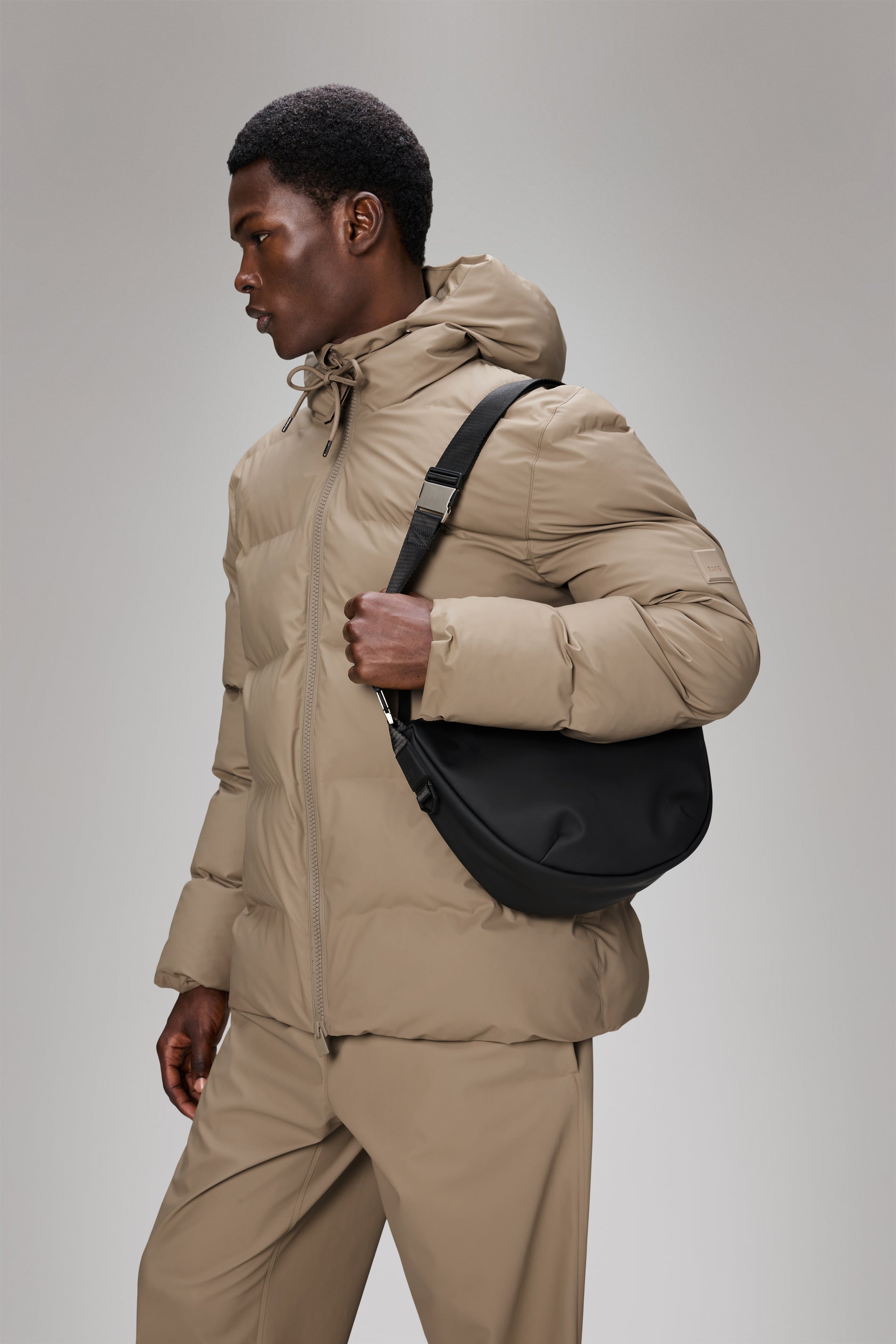 RAINS Valera Shoulder Bag Black 23L H22 x D10 x W35 cm Crossbody