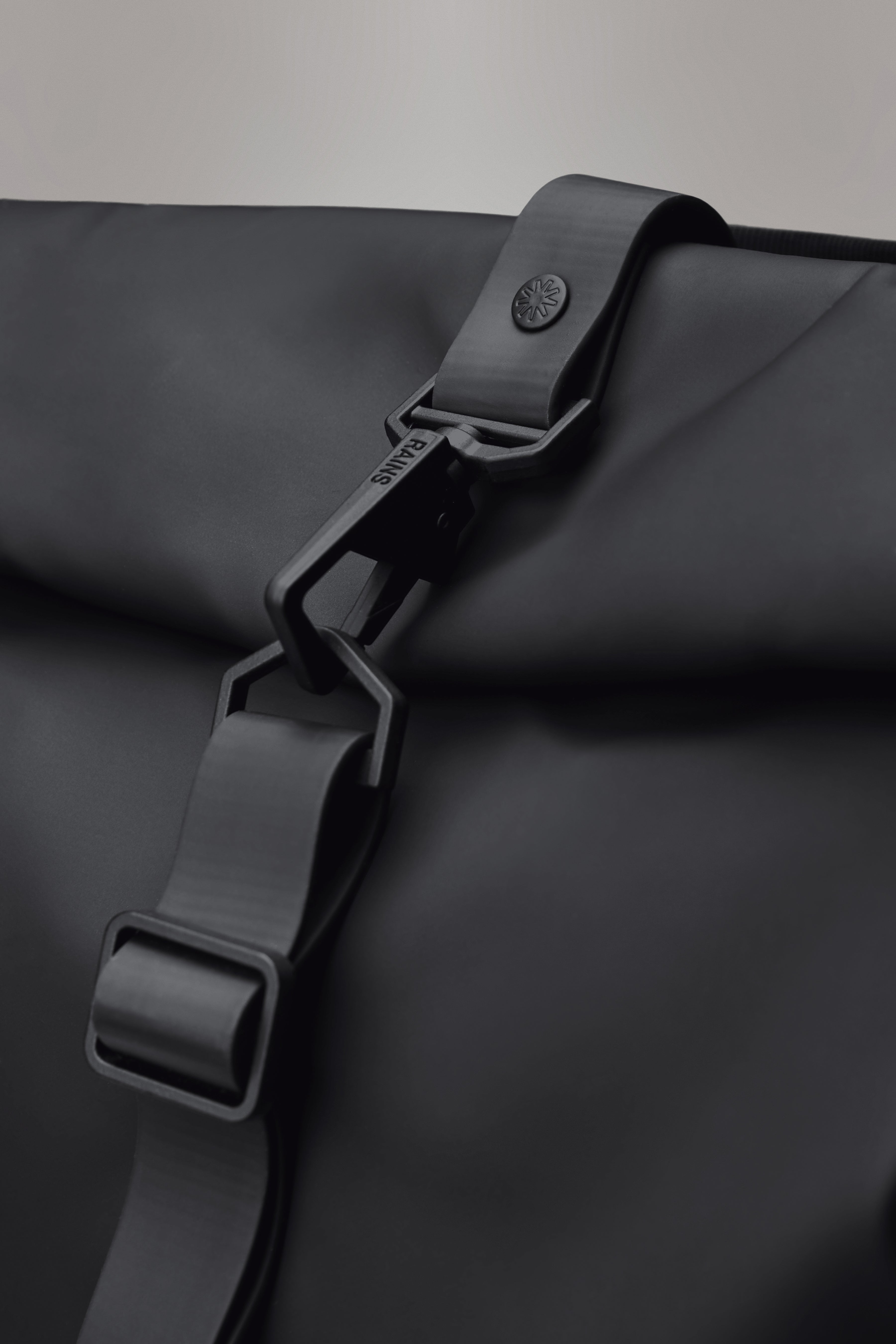 RAINS Rolltop Rucksack Black Grain 17L H60 x D11 x W32 cm Backpack