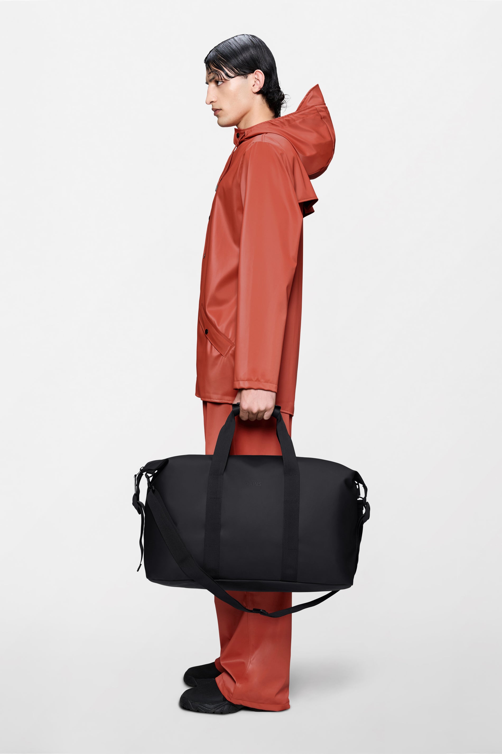 RAINS Hilo Weekend Bag Black 36L H27 x D26 x W52 cm Weekender