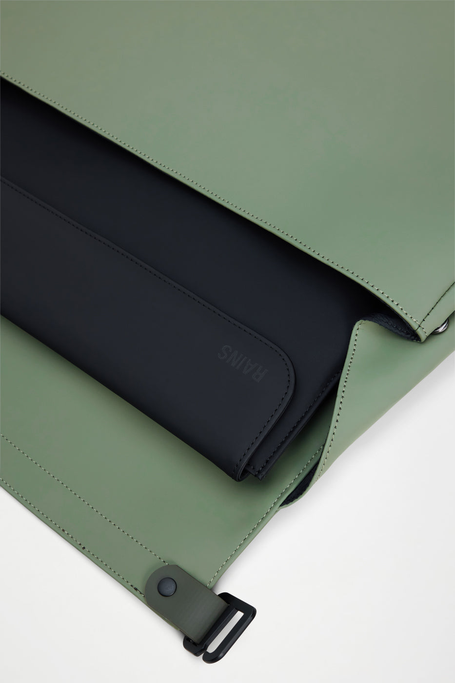 RAINS OTG Messenger Bag Well 13L H32 x D11 x W40 cm Messenger