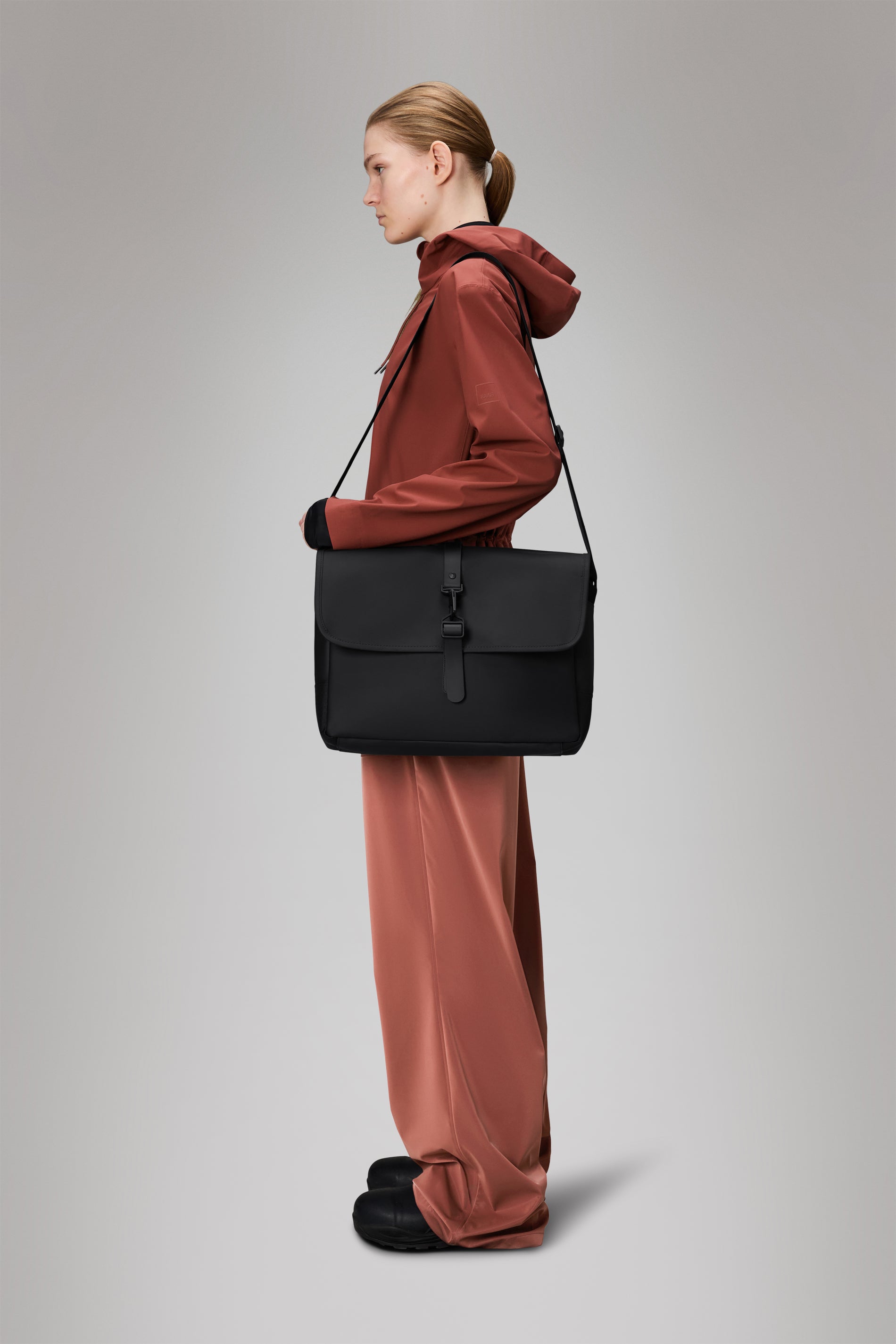 RAINS Messenger Bag Black 11L H30 x D11 x W38 cm Messenger