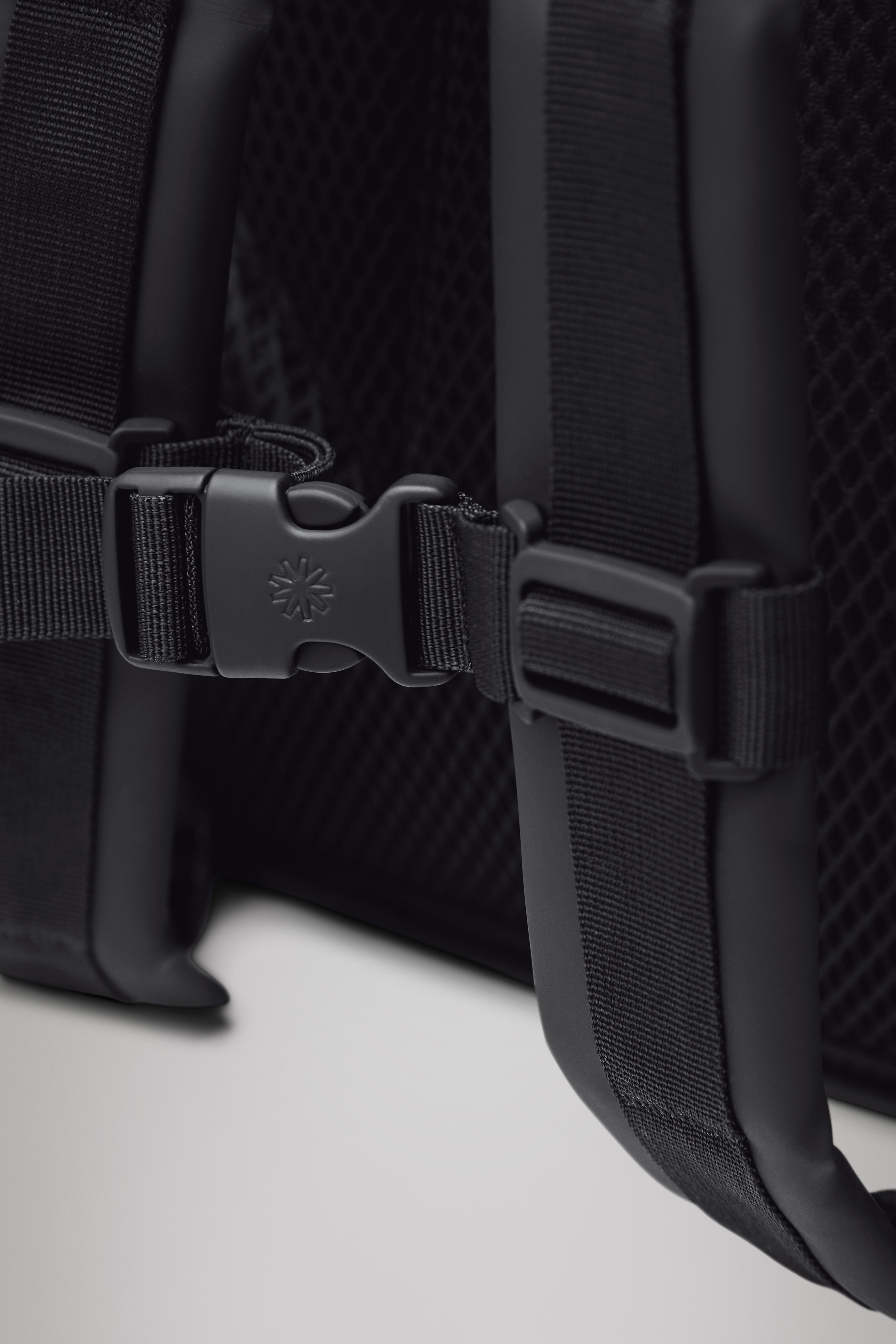 RAINS Rolltop Rucksack Black Grain 17L H48 x D11 x W32 cm Backpack