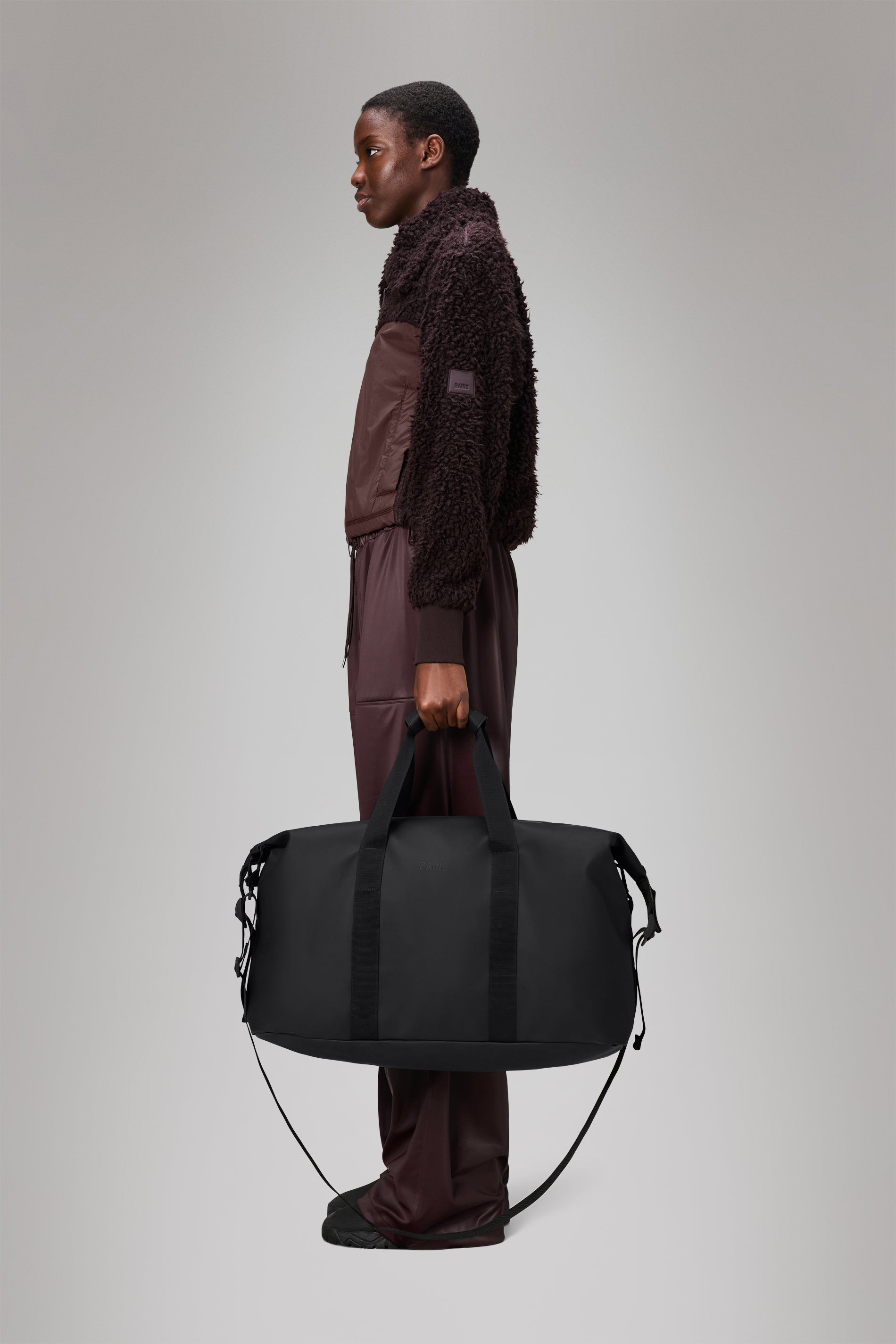 RAINS Hilo Weekend Bag Black 38L H35 x D26 x W62 cm Weekender