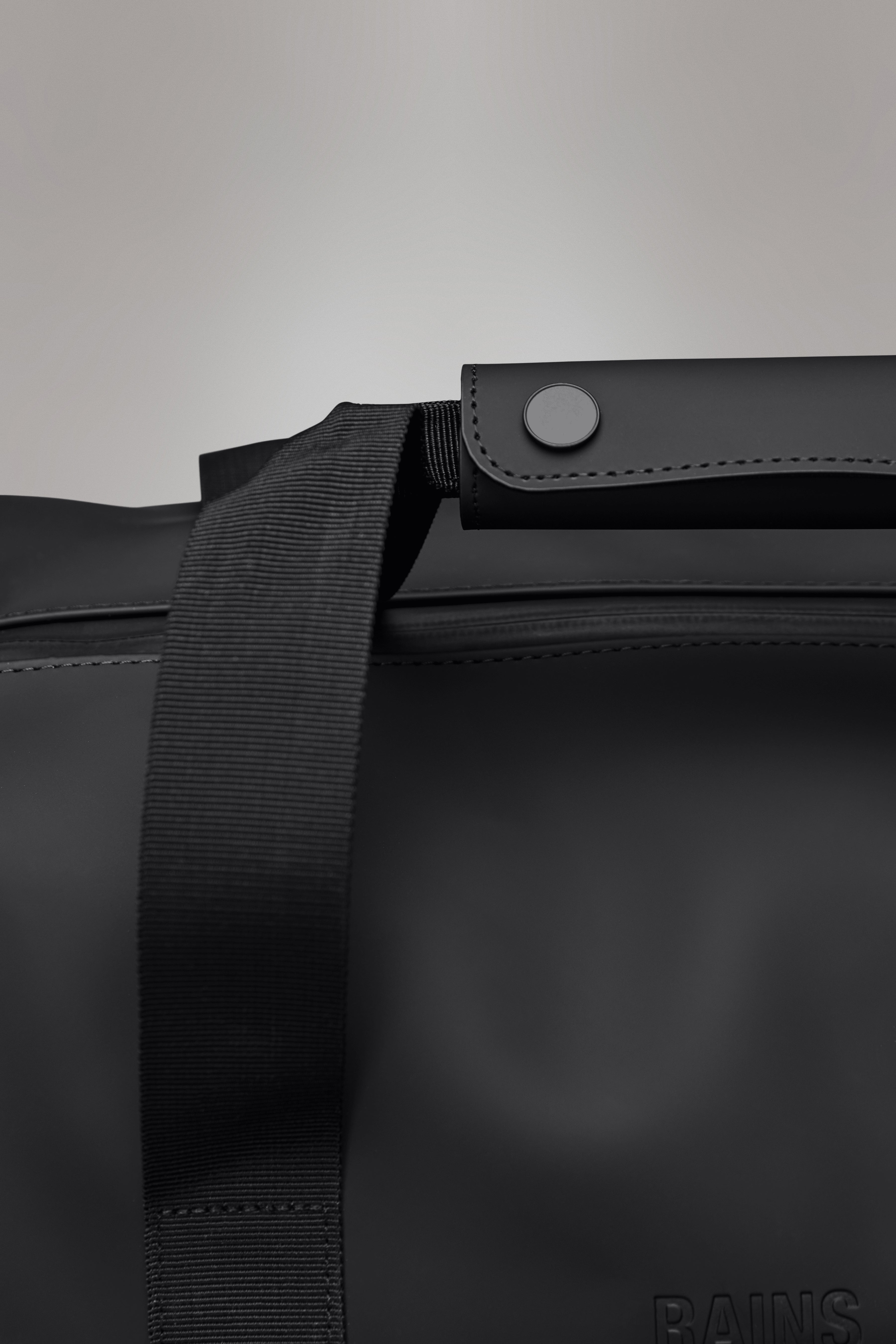 Rains Hilo Weekend Bag Small Beige 23.50L H29 x D18 x W50 cm Weekender