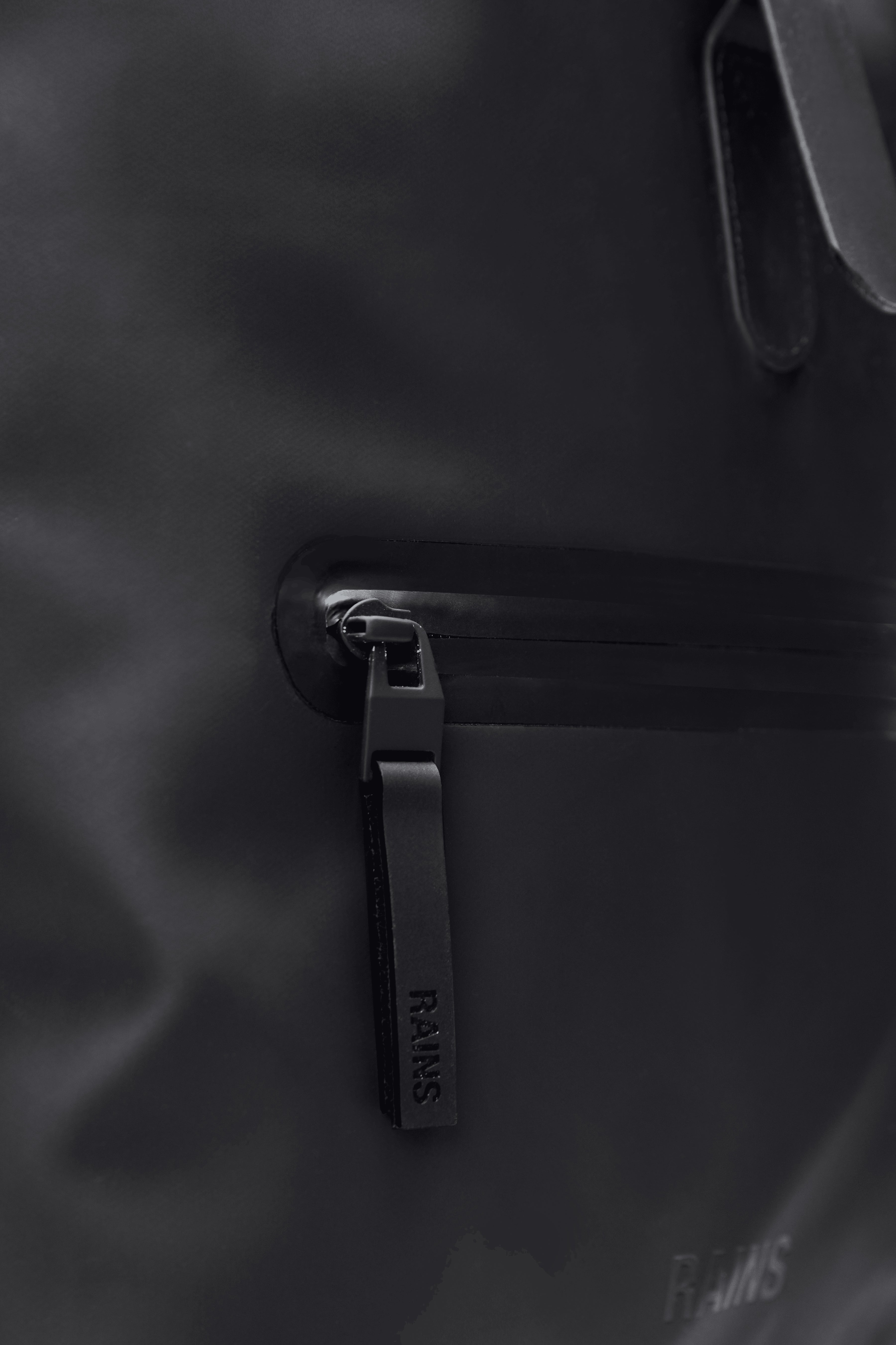 RAINS Rolltop Rucksack Black Grain 17L H48 x D11 x W32 cm Backpack