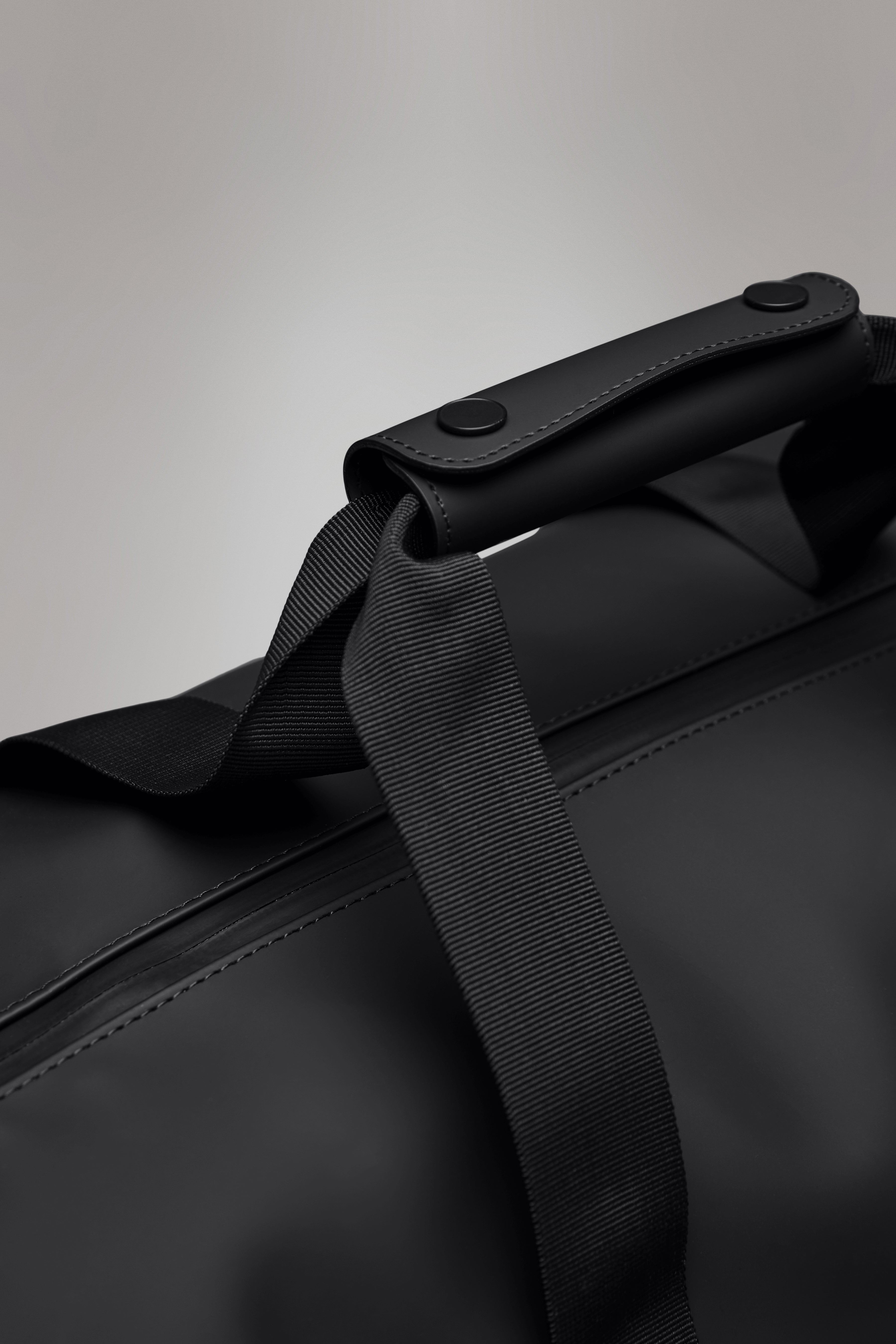 Rains Hilo Weekend Bag Small Coal 23.50L H29 x D18 x W50 cm Weekender