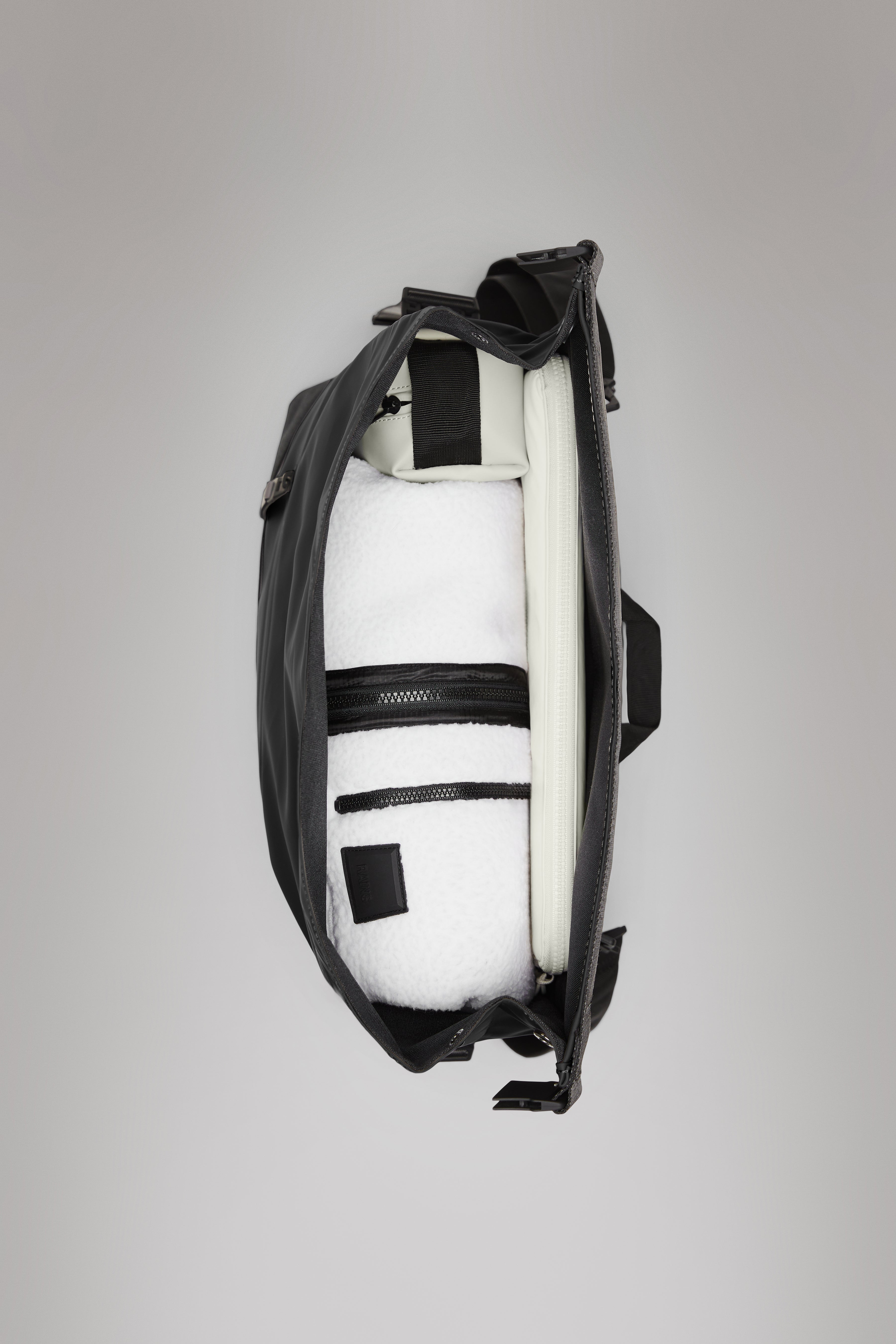 RAINS Trail Rolltop Messenger Bag Green 13L H33 x D12 x W39 cm Messenger